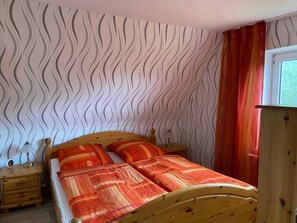 2 bedrooms, travel crib, WiFi, bed sheets