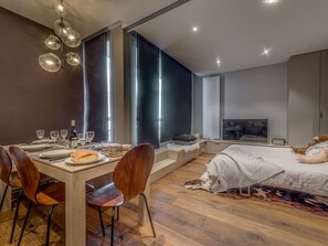 Dining - Renovated 3* apartment with terrace, lake view, sleeps 6, WiFi included (Tignes)
