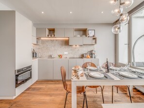 Fridge, oven, dishwasher, coffee/tea maker