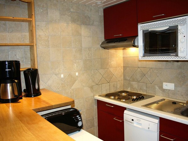 A compact kitchen with a microwave, toaster, and dishwasher. - Large studio for 4 - Comfortable with balcony (Tignes)