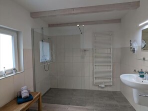 Sèche-cheveux, serviettes fournies