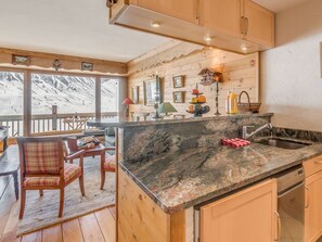 Kjøleskap, mikrobølgeovn, kokeplater og oppvaskmaskin