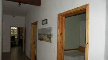 6 bedrooms, desk, iron/ironing board, travel crib