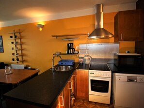 Køleskab, mikrobølgeovn, ovn, kogeplade
