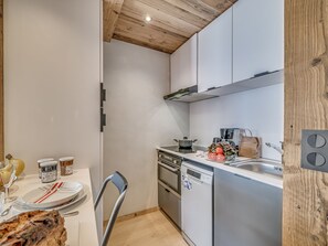 Réfrigérateur, four, lave-vaisselle, cafetière/bouilloire