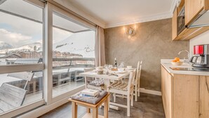 A modern kitchen with a view of a snowy mountain and buildings. - Renovated comfy studio 4 ppl with balcony in Tignes (Tignes)