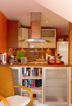 Refrigerador, horno, lavavajillas y tetera eléctrica 