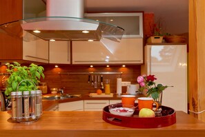 Refrigerador, horno, lavavajillas y tetera eléctrica