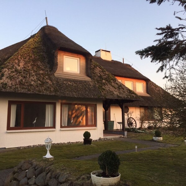 Unclassified image, 1 of 18, button