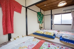 2 bedrooms, desk, free WiFi, bed sheets - 5 min from Kyoto Station Riverside House / Kyoto Kyōto (Kyoto)