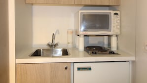 A compact kitchenette with a sink, a microwave, and a small refrigerator. - Renovated Studio for 2 - Tignes (Tignes)