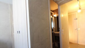A hallway with a white door, a mirror, and a light fixture. - Renovated Studio for 2 - Tignes (Tignes)