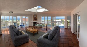 Smart TV, fireplace - stone’s throw from the beach with spectacular sea views.  (Groot Brakrivier)