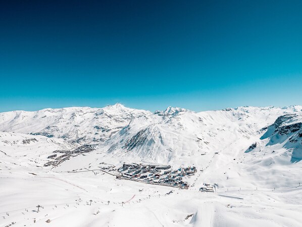 A snow-covered mountain landscape with a town nestled in the valley. - Classic Studio for 2 with balcony in Tignes, near slopes (Tignes-Val Claret)