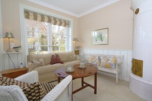 Una televisión, una chimenea