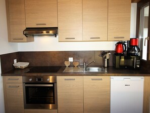 Kjøleskap, mikrobølgeovn, ovn og oppvaskmaskin