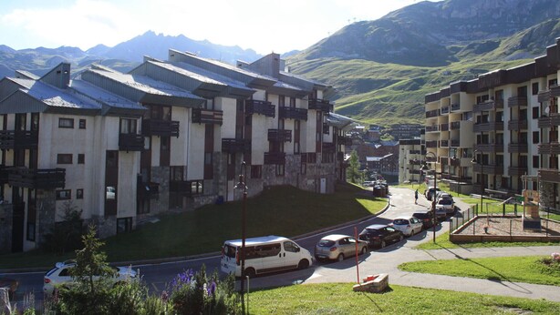 A hotel with multiple floors, balconies, and a view of mountains. - Cozy studio 4 ppl, south balcony, Tignes center (Tignes-Le Lavachet)