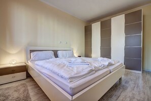 1 bedroom, bed sheets