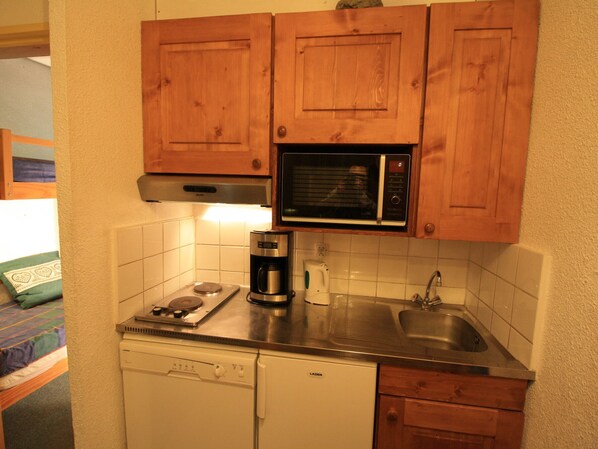 Réfrigérateur, micro-ondes, lave-vaisselle, cafetière/bouilloire