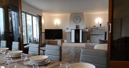 Large quiet property with Castle View