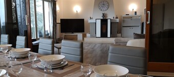 Stor tyst egendom med slottutsikt