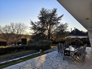 Outdoor dining - Large quiet property with Castle View (Veuzain-sur-Loire)