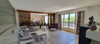 Suuri hiljainen kiinteistö, josta on näkymä linnaan