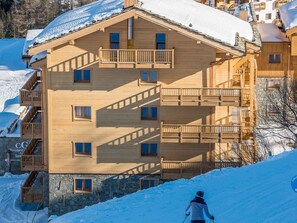 Exterior - Luxury apartment, 3 rooms, sleeps 8, ski-in ski-out with hotel services (Tignes-Les Boisses)
