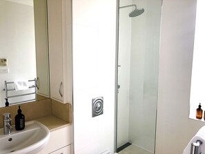 Doccia, asciugacapelli, asciugamani, sapone