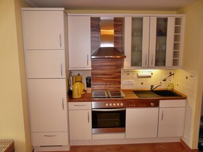 Kühlschrank, Mikrowelle, Ofen, Geschirrspüler
