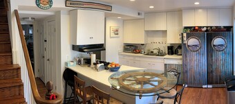 Historic cobblestone street Captain's Row townhouse