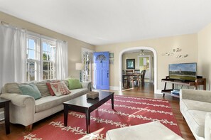 Televisión de pantalla plana, reproductor de DVD, futbolito y juguetes 