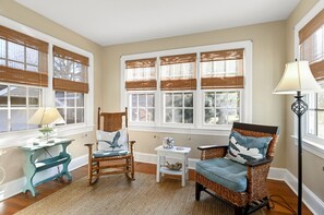 Televisión de pantalla plana, reproductor de DVD, futbolito y juguetes 