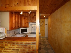 Kjøleskap, ovn, oppvaskmaskin og kaffetrakter/tekoker