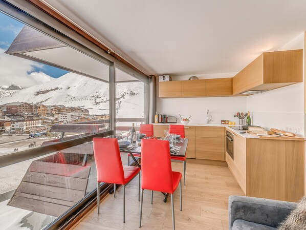 Fridge, microwave, dishwasher, coffee/tea maker