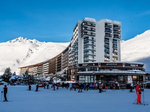 A hotel with multiple floors and balconies, surrounded by snow-covered mountains. - Large 34m² studio with terrace, pets allowed - Tignes (Tignes)