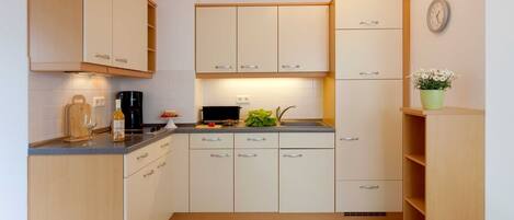 Fridge, coffee/tea maker