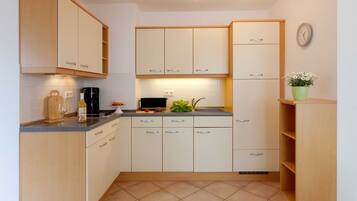 Kühlschrank, Wasserkocher mit Kaffee-/Teezubehör