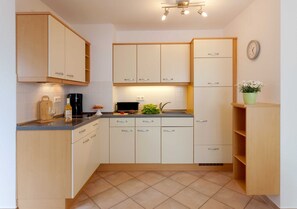 Fridge, coffee/tea maker - Apartment Ostseeperle - Apartment Ostseeperle in Zinnowitz (Zinnowitz)