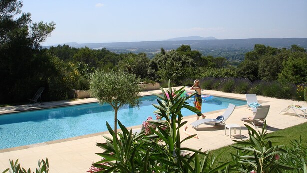 A swimming pool with a view of the countryside, surrounded by greenery and a few lounge chairs. - Villa with panoramic view and huge pool (Saint-Siffret)