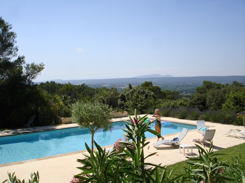 Villa avec vue panoramique et immense piscine