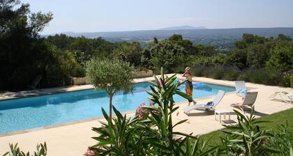 Villa avec vue panoramique et immense piscine