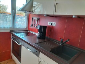 Geladeira, micro-ondas, fogão, lava-louças