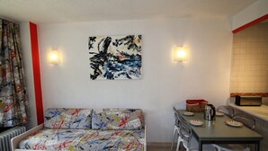 Unclassified image, 2 of 20, button - Modern Studio in Tignes Val Claret - Close to Slopes, TV, Balcony, Kitchen, Ski Locker (Tignes-Val Claret)