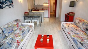 Unclassified image, 3 of 20, button - Modern Studio in Tignes Val Claret - Close to Slopes, TV, Balcony, Kitchen, Ski Locker (Tignes-Val Claret)