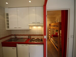 Jääkaappi, uuni, astianpesukone, kahvin-/teenkeitin