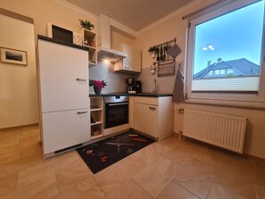 Køleskab, mikrobølgeovn, ovn, kaffe-/temaskine