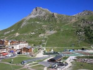 Estância de montanha com teleférico, gôndola e restaurante.