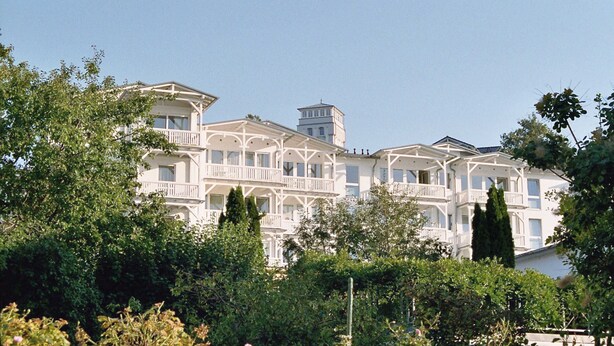 Un grande edificio a più piani con balconi e una torre.