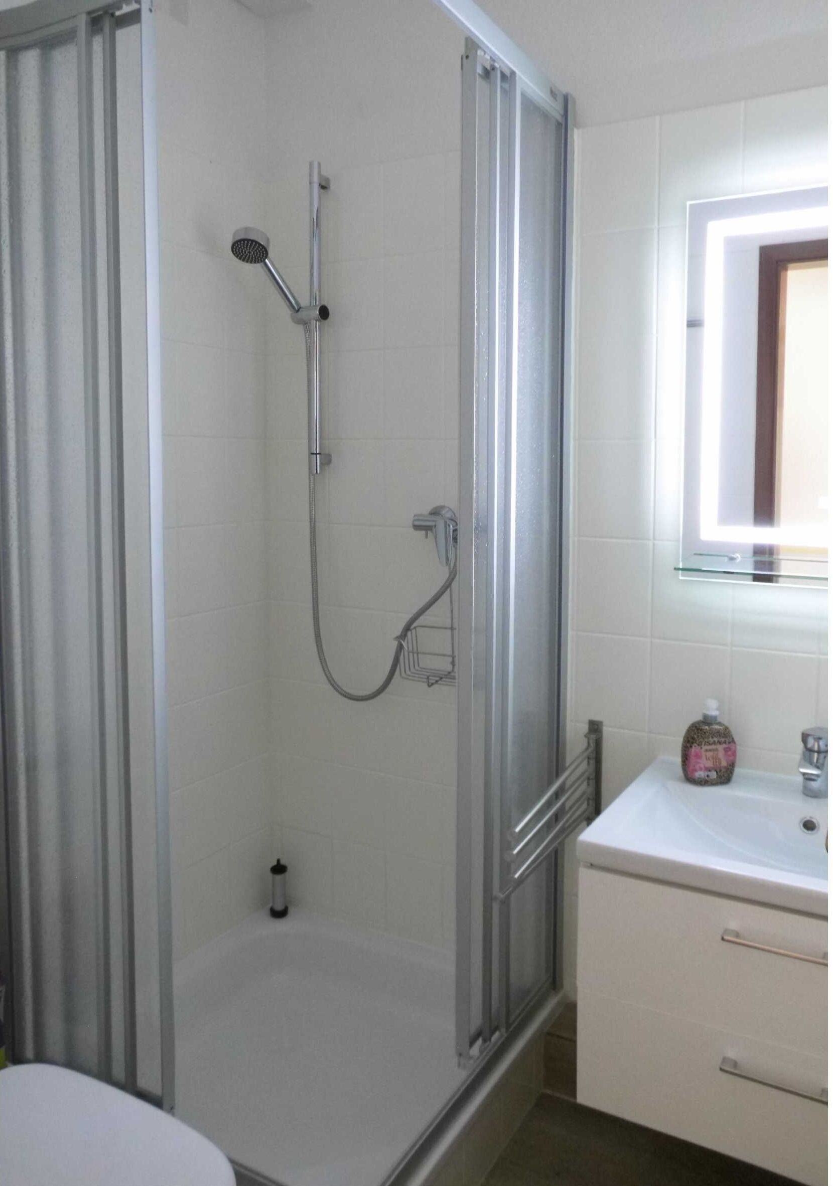 Een douche, een haardroger, handdoeken